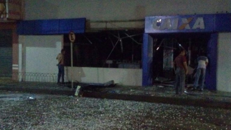 VIOLÊNCIA: bandidos explodem agência da Caixa em Silvânia e matam a tiros homem que passava de carro pelo local