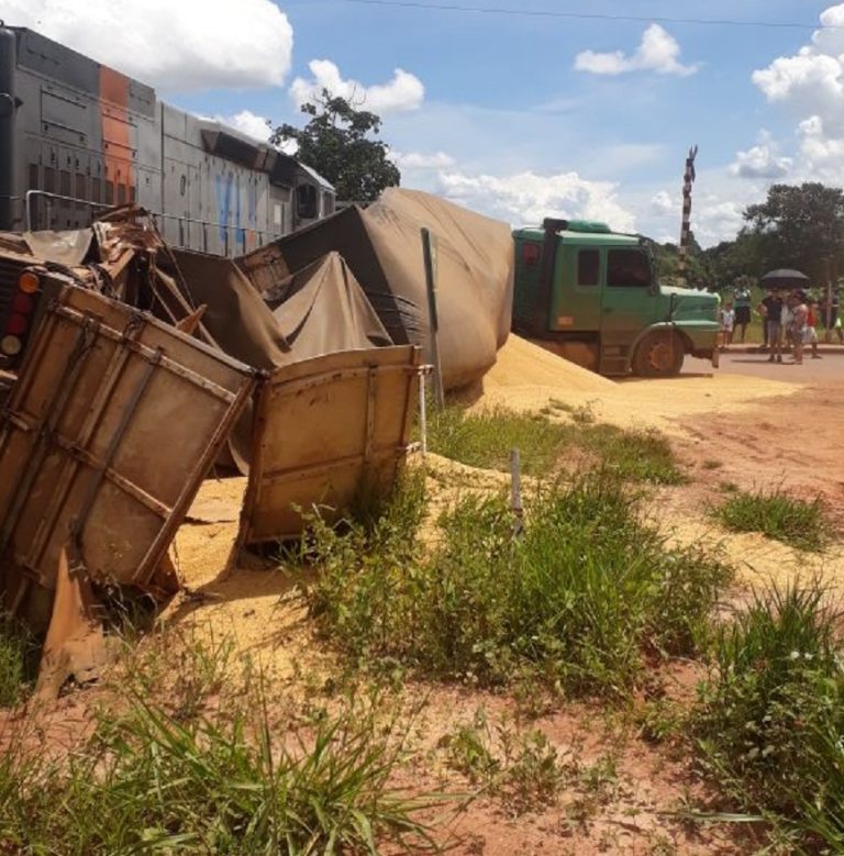 Carreta é atingida por locomotiva em Ipameri Goiás