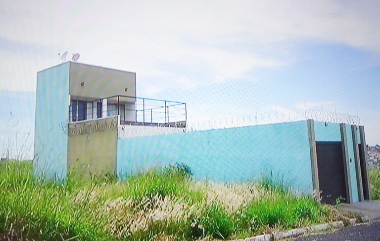 Elevador residencial de Catalão despencou de uma altura de cerca de quatro metros, ferindo gravemente um casal