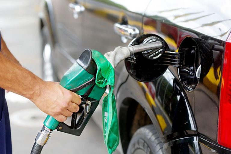Petrobras anuncia redução do preço da gasolina em 3% nas refinarias