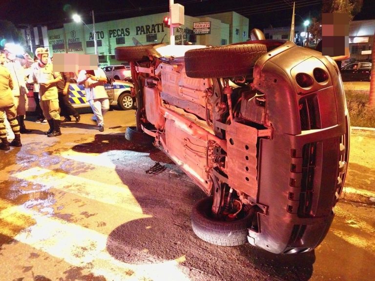 Picape tomba em avenida do centro de Catalão após colisão com outro veículo e deixa duas pessoas feridas