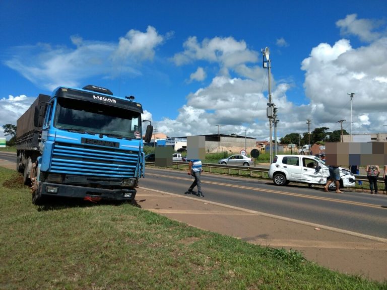 Trevos da BR 050 continuam causando acidentes; colisão entre veículo de passeio com carreta foi registrado no acesso ao Pontal Norte