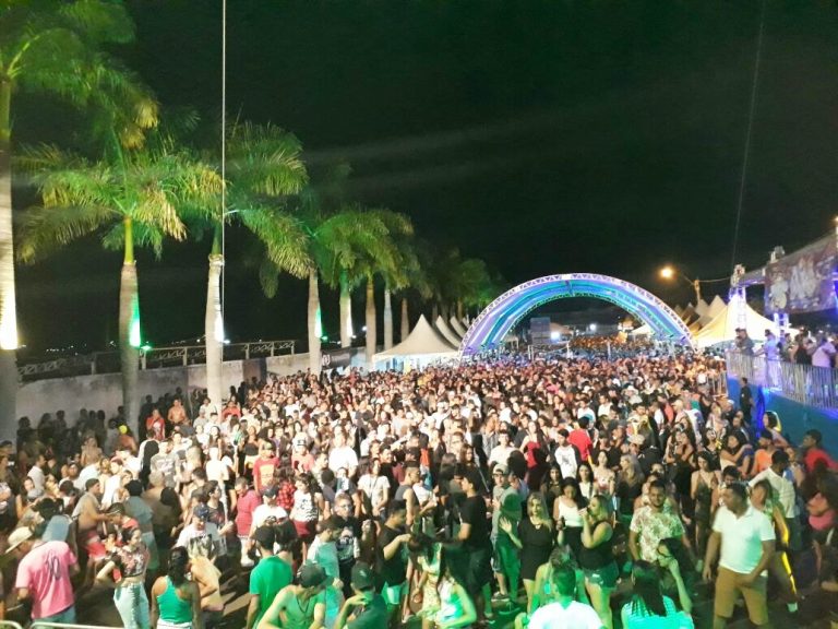 CARNAVAL DE TRÊS RANCHOS: mais de 10 mil pessoas passaram pela cidade do lago azul no sábado