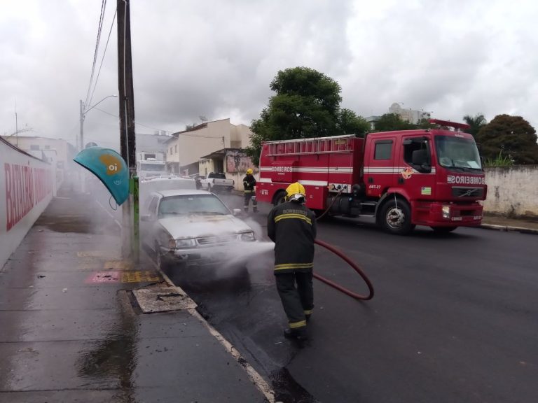 Carro pega fogo em frente ao Batalhão do Corpo de Bombeiros de Catalão; militares agem rápido evitando propagação das chamas