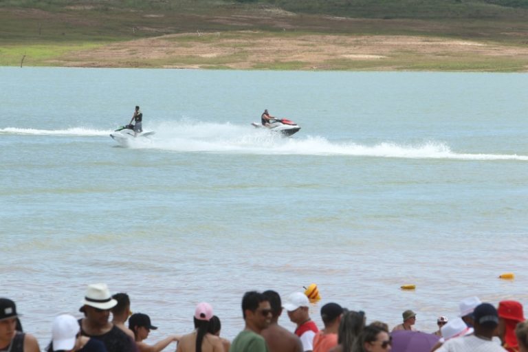 CARNAVAL DE TRÊS RANCHOS: mais de 12 mil pessoas estiveram na cidade do lago azul no domingo
