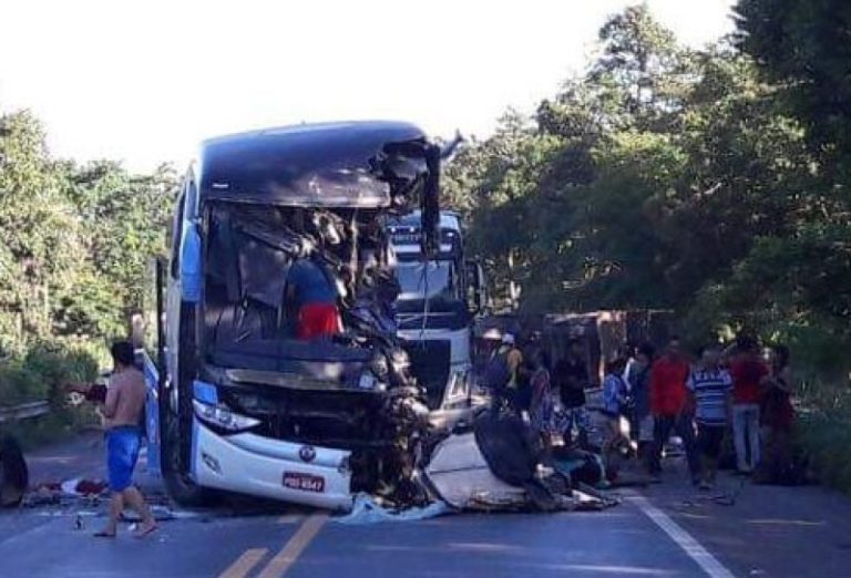 Acidente com ônibus em Formosa deixa oito mortos e dezenas de feridos