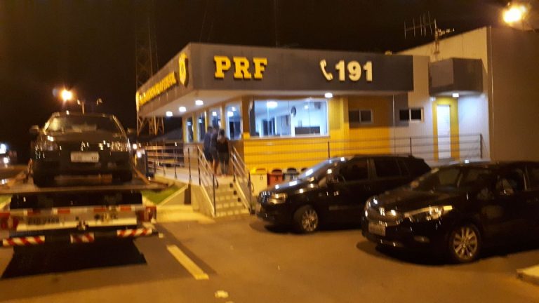 Bandidos roubam carro em Catalão e levam casal de namorados juntos: PRF encontra veículo e vítimas abandonadas na BR 050 perto de Campo Alegre de Goiás