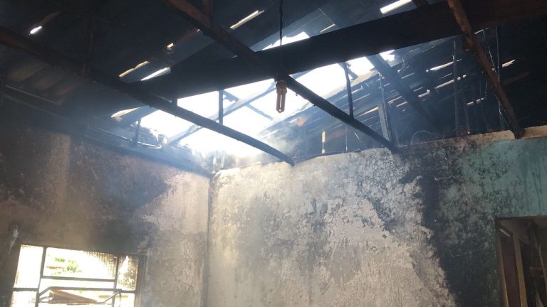 Casa é incendiada em Ouvidor