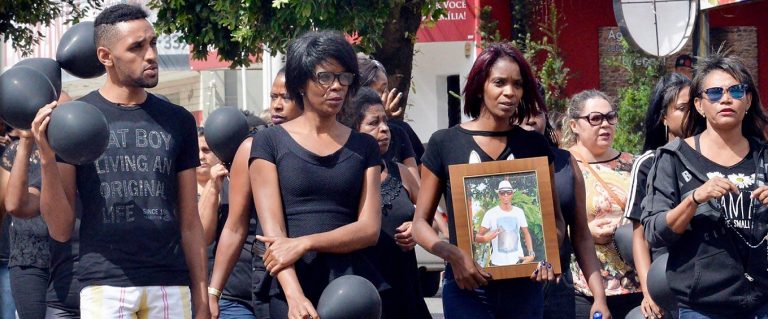Catalão: familiares e amigos de homem que morreu após abordagem policial fizeram caminhada pedindo paz