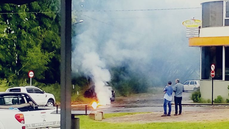 Chuva cai em Catalão na tarde desta sexta-feira (23); cabos de energia de rede pública se rompem