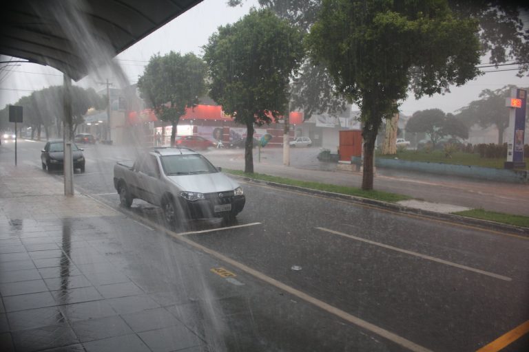 Depois de dias de intenso calor, chuvas voltam a cair em Catalão; alagamentos acontecem nos mesmos locais de sempre