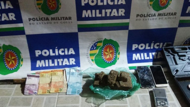 Duas pessoas presas pela PM com maconha, balança de precisão e dinheiro