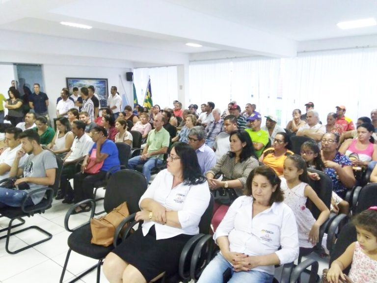 Mais de 50 moradores do bairro Bela Vista receberam da Prefeitura de Catalão as escrituras de seus terrenos