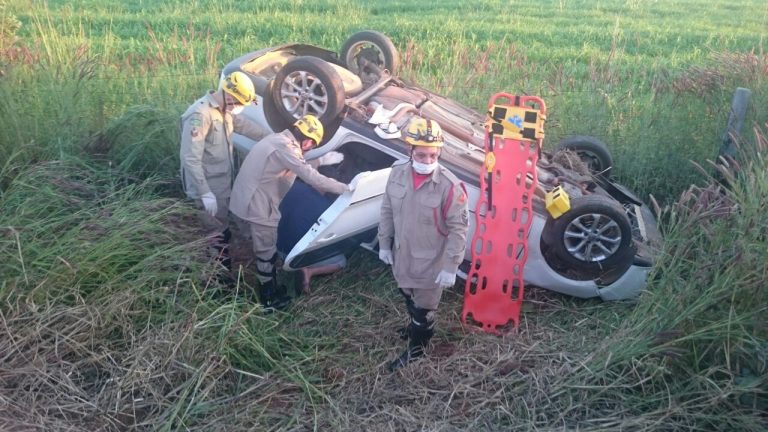 Capotamento na GO 330 entre Três Ranchos/Ouvidor deixa mulher ferida