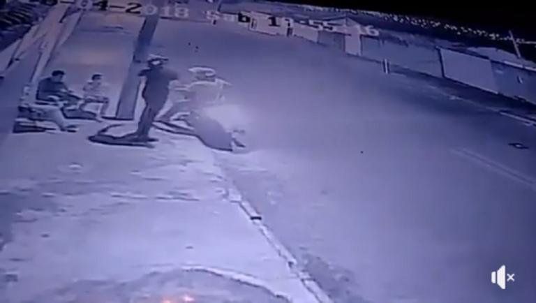 VIOLÊNCIA EM CATALÃO: vídeo mostra dupla roubando celular de família que estavam na porta de casa