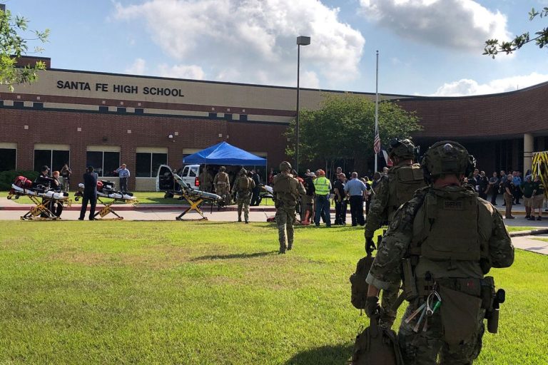 Ataque em escola no Texas deixa ao menos 8 mortos; estudante é detido