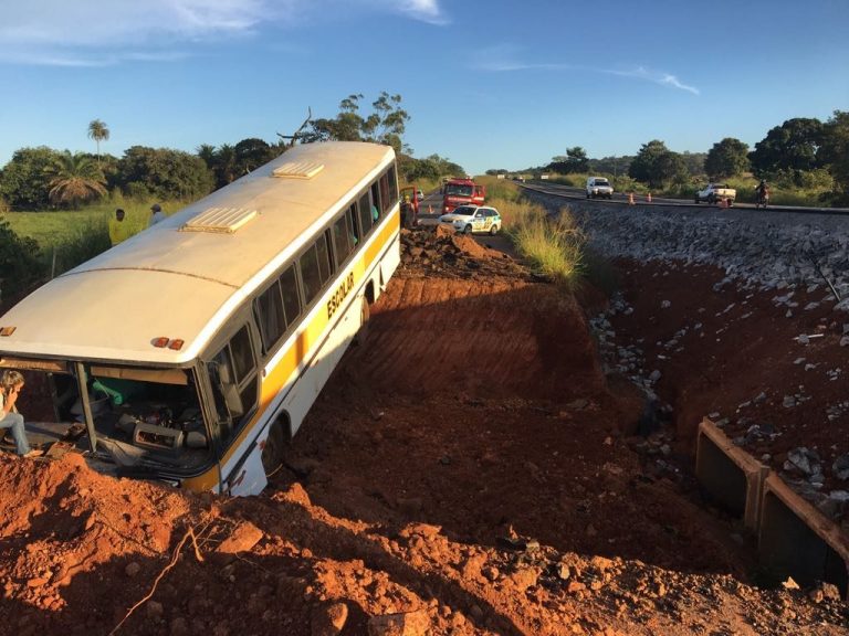Acidente com ônibus escolar deixa um morto e vários feridos na GO-080, em Nerópolis