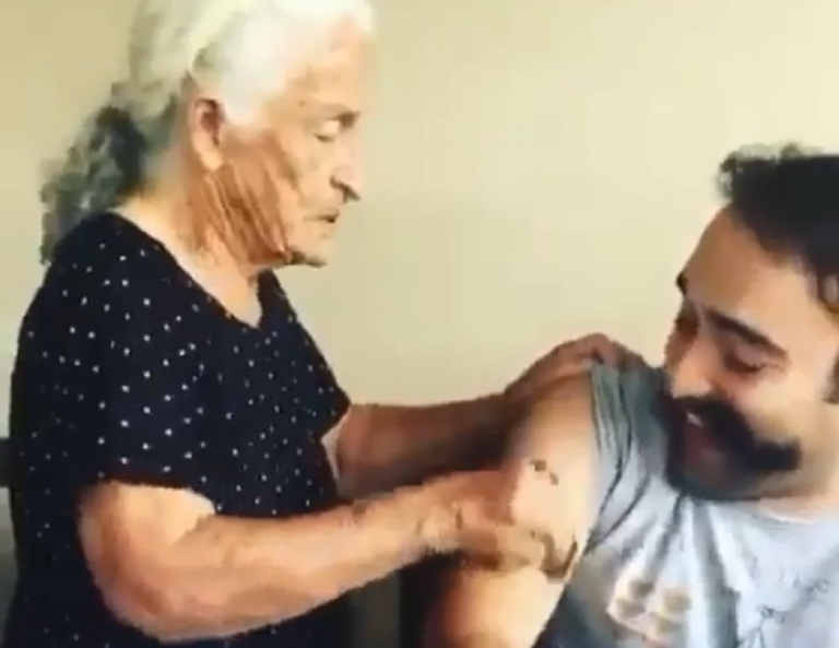Avó de Bela Vista viraliza nas redes sociais após tentar remover tatuagem de neto com bucha