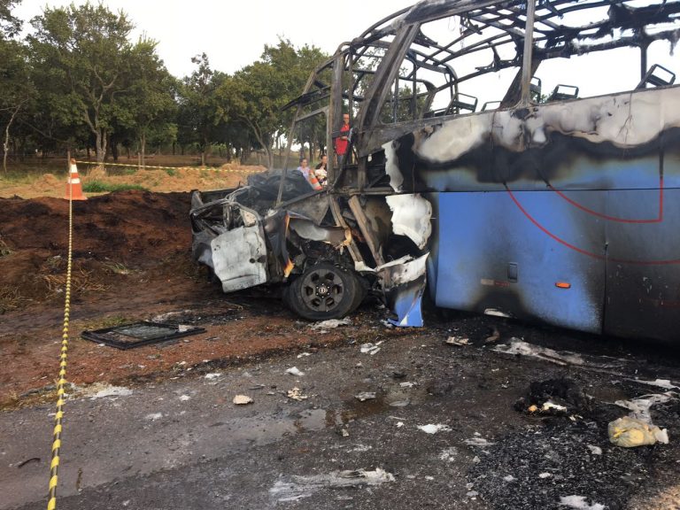 CATALÃO: homem morre carbonizado em grave acidente na BR 050 envolvendo ônibus e uma caminhonete
