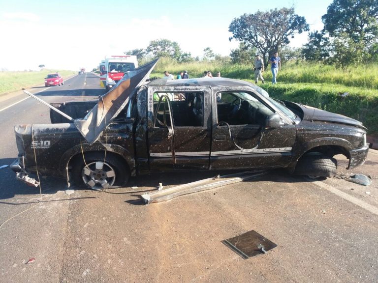 Capotamento na BR 050, em Catalão; criança de 10 anos que estava sem o cinto de segurança é arremessada para fora do veículo