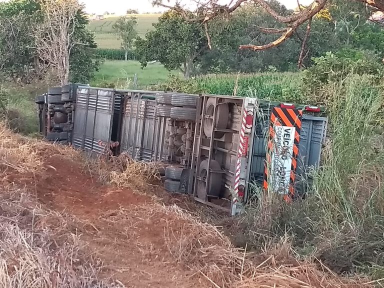 Carreta tomba na GO 330 perto de Ipameri