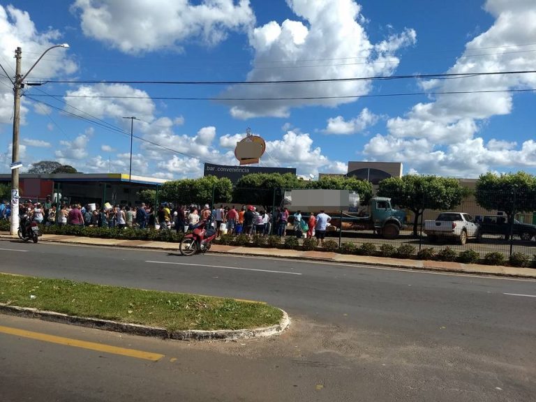 Catalão: ao ver que produto seria jogado fora, produtor faz doação de 4 mil litros de leite