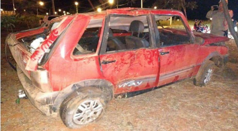 Condutor capota veículo na Avenida Dr. Lamartine Pinto de Avelar