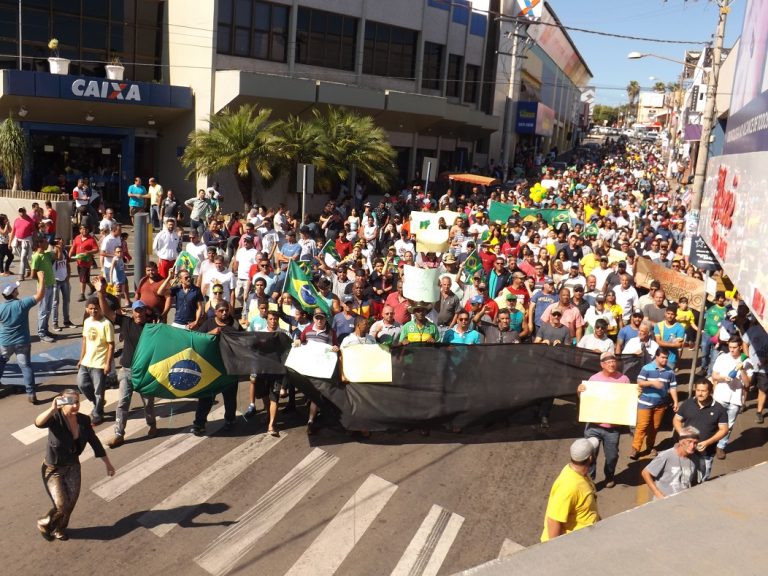 Em Catalão greve dos caminhoneiros completa seis dias e população vai para as ruas da cidade de verde e amarelo para defender classe