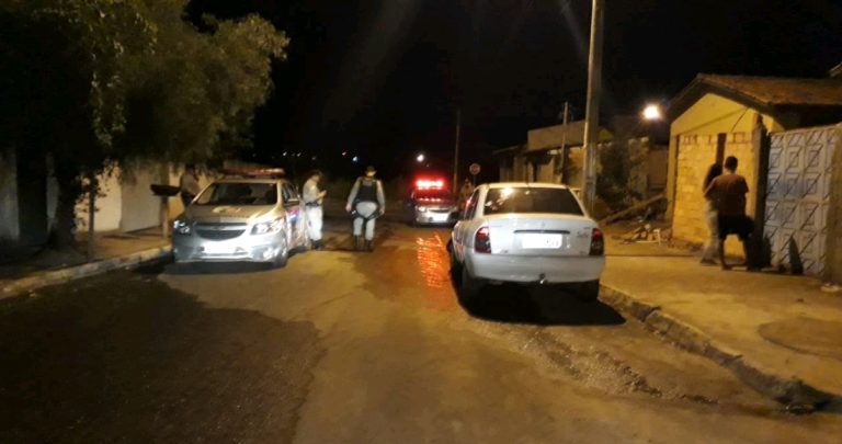 Dois baleados e duas mulheres esfaqueadas em Catalão; jovem de 19 anos morre a tiros em Santo Antônio do Rio Verde