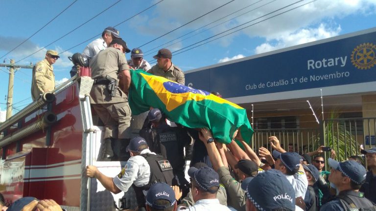 ?Enterro do policial militar morto em tentativa de assalto é marcado pela emoção nas homenagens prestadas pelas forças policias de Catalão Goiás e do Distrito Federal