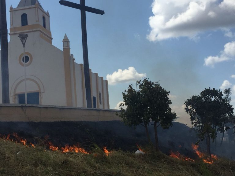 Incêndio destrói extensão considerável do Morrinho de São João, principal cartão postal de Catalão