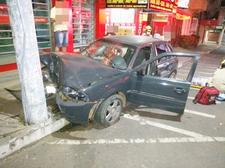 Jovem de 22 anos e um homem de 34 anos ficaram feridos após colidirem veículo em poste de iluminação no centro de Ipameri
