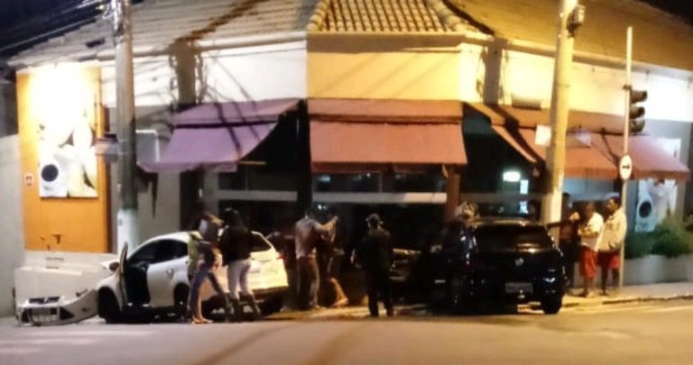 Mulher fica ferida após se envolver em acidente no bairro São João