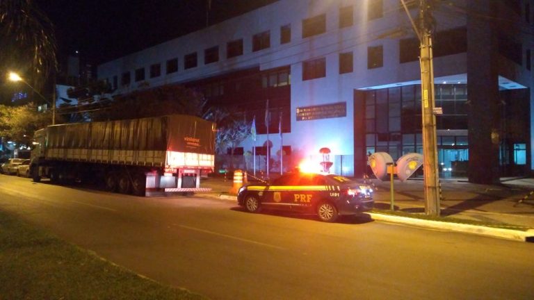 PRF de Goiás apreende carreta com quase R$ 4 milhões de cigarros do Paraguai
