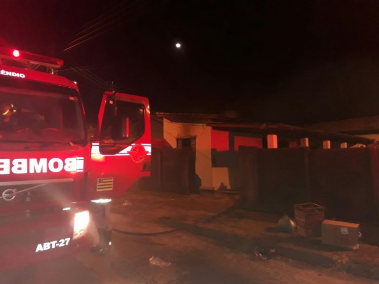 Residência pega fogo no Pontal Norte e parte do telhado cai