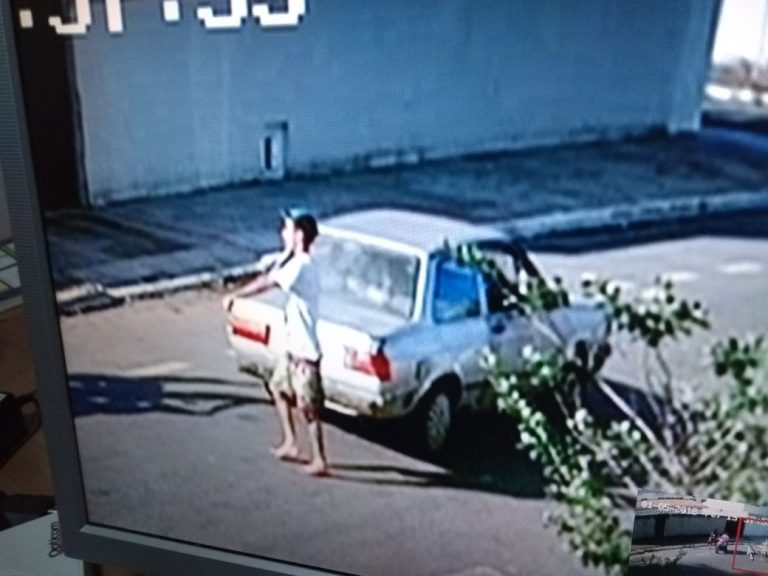 Trio que estava em um carro no Centro de Catalão rouba celular e moto de mãe e filha em plena luz do dia