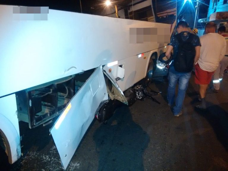 Catalão: jovem de 23 anos fica ferido após acidente entre moto e micro-ônibus