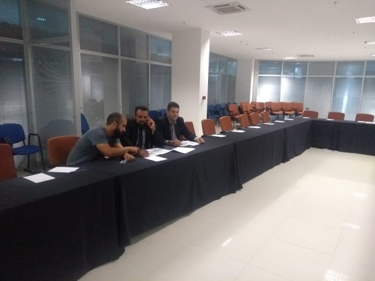Chorão e mais três caminhoneiros participam neste momento de reunião na sede da ANTT em Brasília-DF