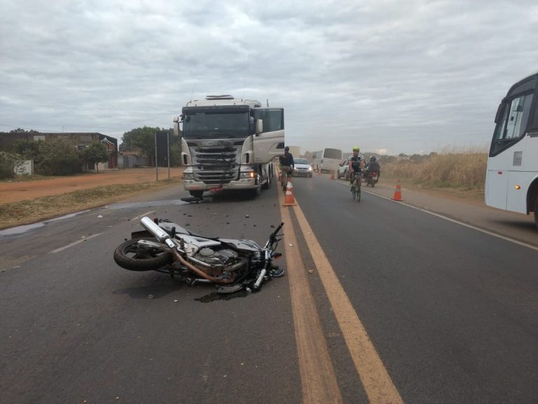 Colisão frontal entre motocicleta e carreta cegonha na BR 050 mata adolescente de 17 anos de idade e deixa ferida garota 12 anos