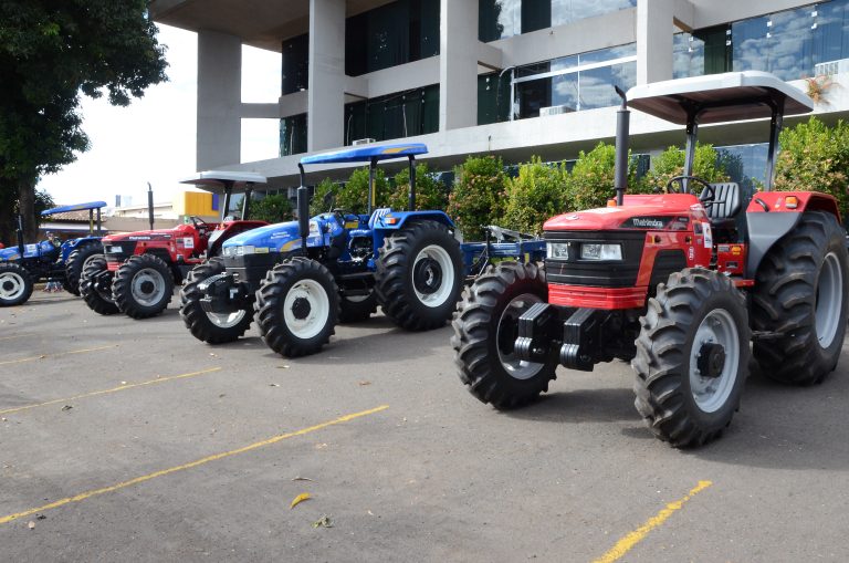 Prefeitura de Catalão faz entrega tratores e equipamentos agrícolas