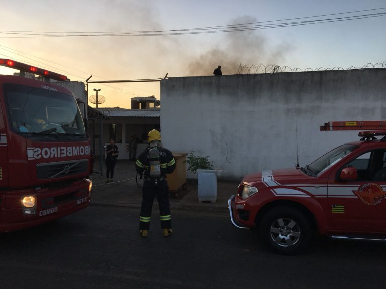 Detentos da cadeia de Catalão provocaram princípio de motim para terem de volta aparelhos de TV’s