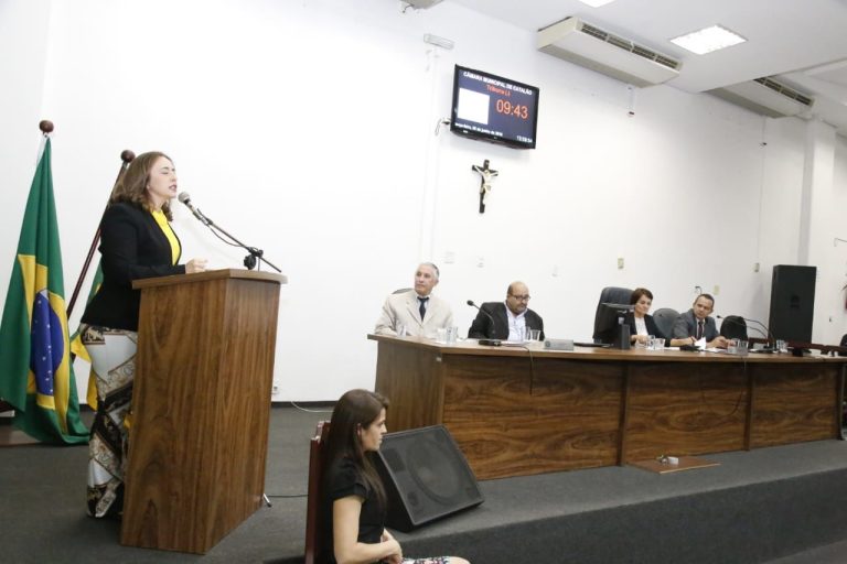 Diretora da UFG de Catalão participou de sessão da Câmara Municipal de Vereadores para expor perspectivas da UFCAT