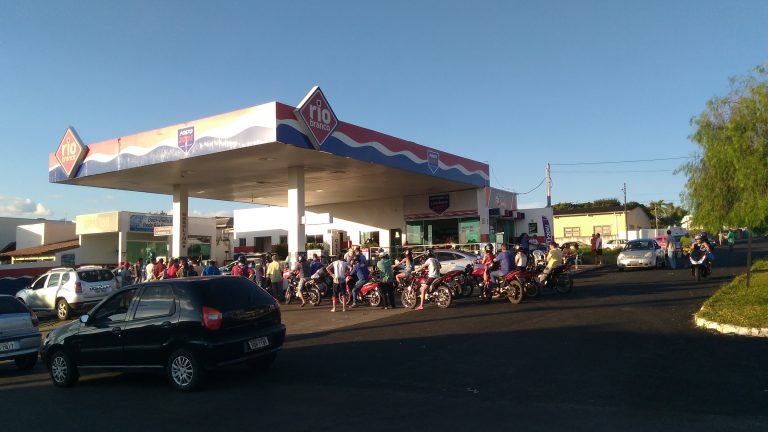 🎥 Gasolina e Etanol continuam faltando em alguns postos de Catalão; vejam como estão as filas