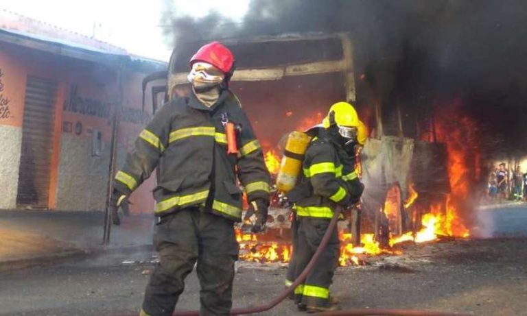 Ônibus e carros são incendiados em pelo menos 14 cidades de Minas em menos de 24 horas