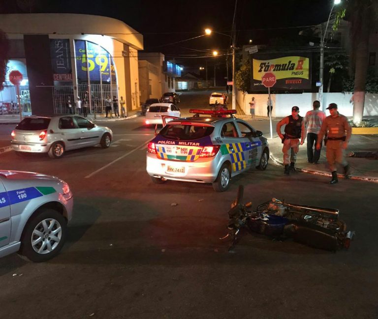 Menores de idade conduzindo motocicletas provocam acidente no centro de Catalão; arma calibre ponto 32 foi apreendida pela Polícia Militar