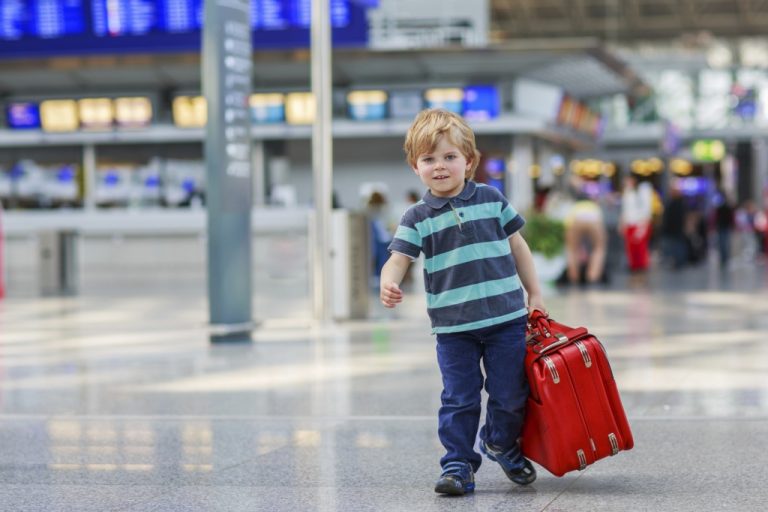 Mês de férias: em viagens de crianças desacompanhadas autorização prévia é imprescindível, explica advogada