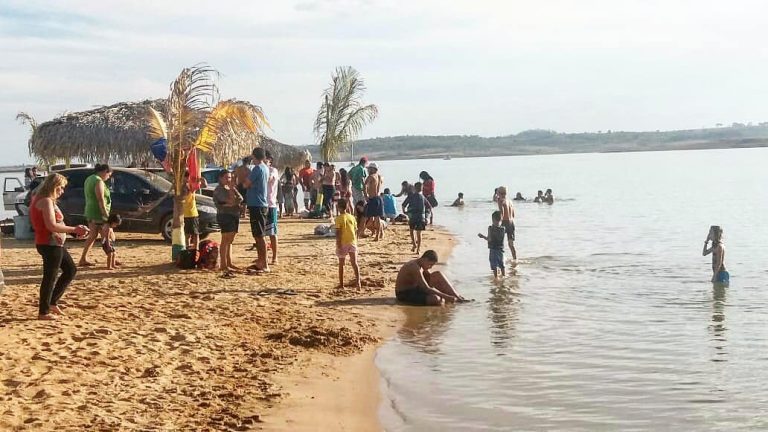 Prainha de Três Ranchos volta a ficar movimentada durante os finais de semana