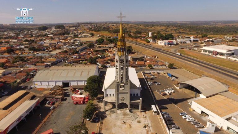 Com torre de 60 metros de altura, missas voltam a ser celebradas na Matriz São Francisco de Assis