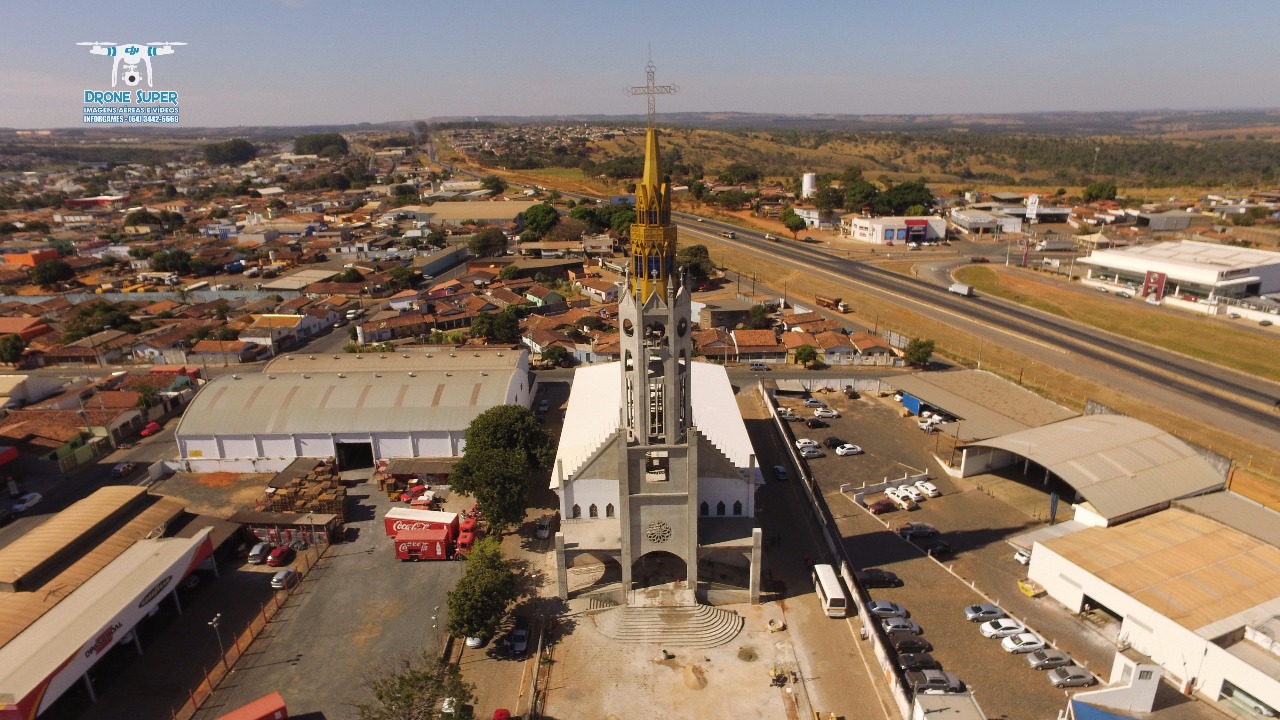Com torre de 60 metros de altura, missas voltam a ser celebradas na