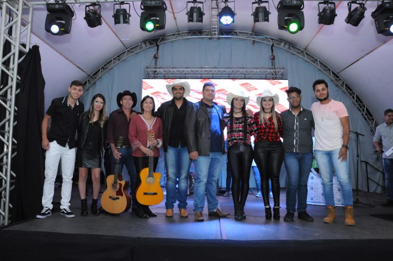 Expo Canta é a grande atração do segundo dia da Exposição Agropecuária